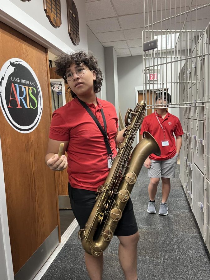 (Above) Allam Murillo Gonzalez, grade 11, discusses the newly chosen song for jazz band.
Nearly all pep band members are a part of regular band, pep band, and jazz band. These
extracurriculars allow members to build a sense of family. Photo by Delaney Bolstein.