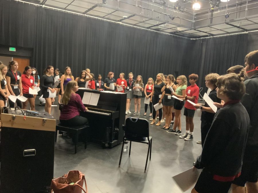 (Above) Vocal warm up consisted of preparation for the audition
that would last until 5:30 P.M. The songs for today’s assessment
are “Razzle Dazzle,”“Both Reached for the Gun,”and “All That
Jazz.” Photo by Tina Zhang.