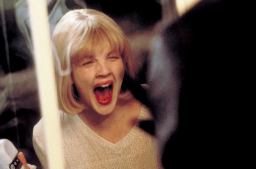 (Above) The iconic movie Scream is watched in many

households year round. The movie comes with an amaz-
ing collection of actors including Drew Barrymore, Neve

Campbell, Skeet Ulrich, and many others. This is just one
reason why the movie is so appealing. Photo courtesy of
the Everett Collection.