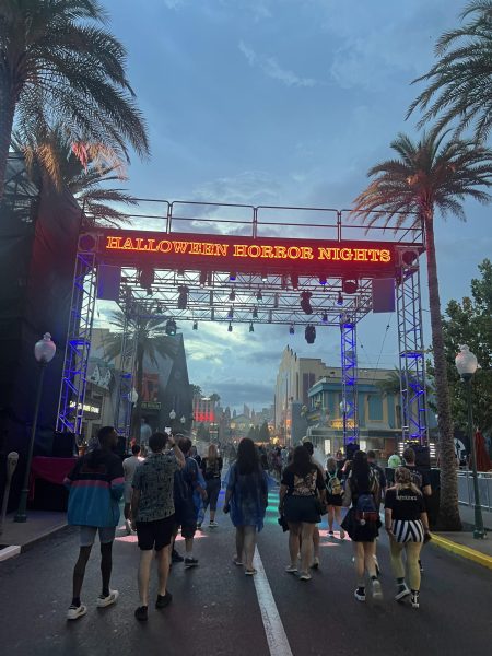 (Above) At the entrance of Halloween Horror Nights, characters with chainsaws are lurking for scare victims. These characters are there as people enter and leave. Even if guests think the scare is over, it is not!