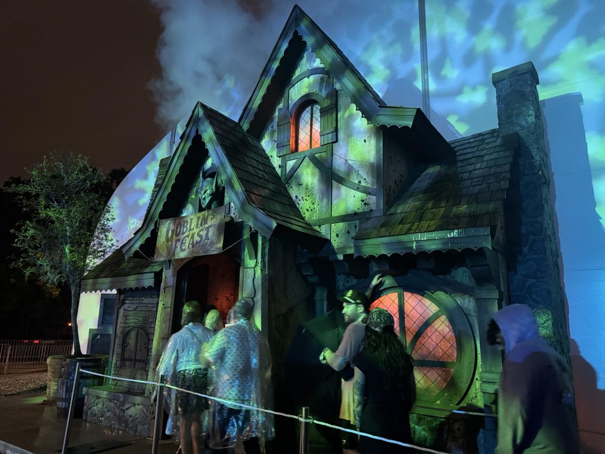 (Above) The Goblin’s Feast house line is about a 35-45 minute wait when guests arrive. This is one of the most anticipated Universal original houses this year. Wait times can increase, so come by this house early! 